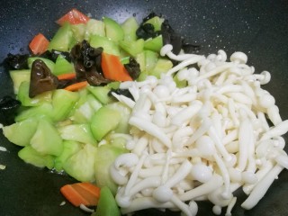 8、丝瓜木耳菌菇汤,加白玉菇。