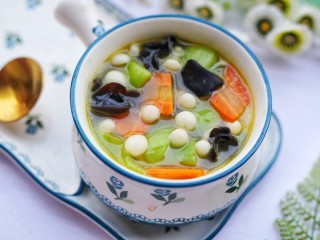 12、丝瓜木耳菌菇汤,无敌好喝的丝瓜木耳菌菇汤就做好啦。