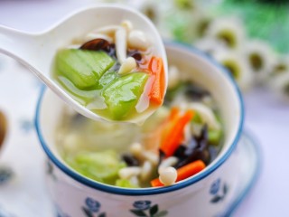 15、丝瓜木耳菌菇汤,赶紧做一个。