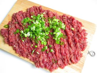 4、羊肉煎饺,羊肉切成大块后剁成肉泥，再加入葱碎，滴几滴油继续剁，细腻即可