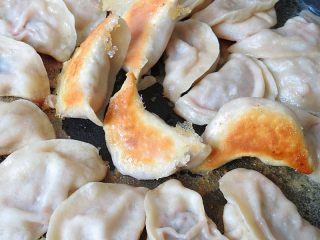 15、羊肉煎饺,所有都结锅巴后即可关火，初学做锅贴的亲，可以用电饼铛，比较好控制温度，