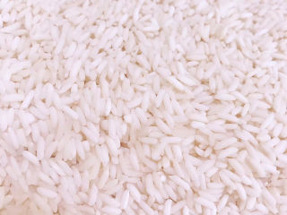 1、春笋猪肉糯米烧卖,准备好糯米