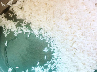 2、春笋猪肉糯米烧卖,淘洗干净