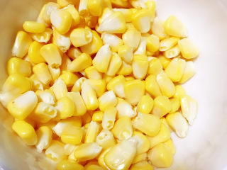 4、春笋猪肉糯米烧卖,玉米剥粒