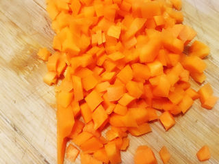 5、春笋猪肉糯米烧卖,胡萝卜切小粒