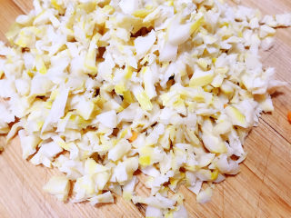 6、春笋猪肉糯米烧卖,春笋焯水后切成小粒