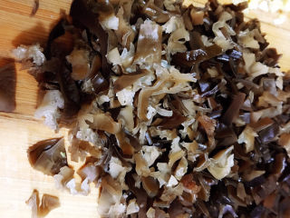 7、春笋猪肉糯米烧卖,黑木耳泡发后去跟去杂质，切成小粒