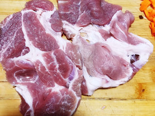 8、春笋猪肉糯米烧卖,准备好梅花肉