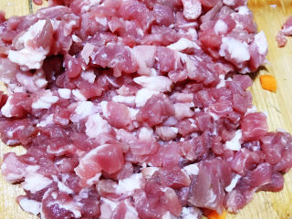 9、春笋猪肉糯米烧卖,切成小粒