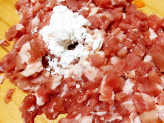 10、春笋猪肉糯米烧卖,放生粉和料酒拌匀