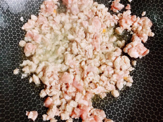 12、春笋猪肉糯米烧卖,放入猪肉粒炒变色