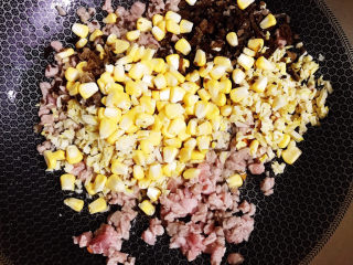 13、春笋猪肉糯米烧卖,放入玉米粒、春笋末、木耳末