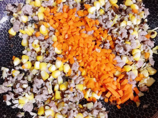 14、春笋猪肉糯米烧卖,放入胡萝卜粒