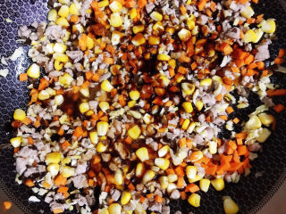 15、春笋猪肉糯米烧卖,放入蚝油、酱油