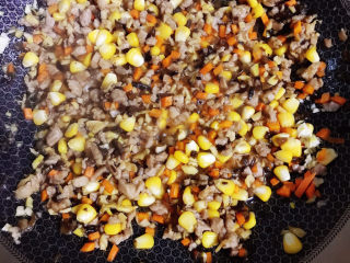 17、春笋猪肉糯米烧卖,拌匀并炒熟