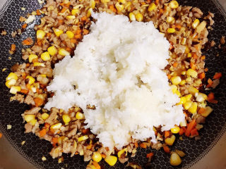 18、春笋猪肉糯米烧卖,放入煮好的糯米饭