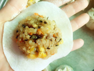 21、春笋猪肉糯米烧卖,放一勺糯米饭在饺子皮中央