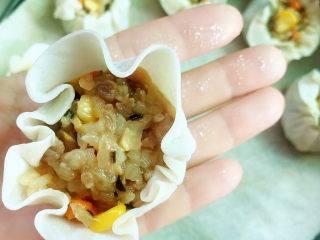 22、春笋猪肉糯米烧卖,慢慢收口