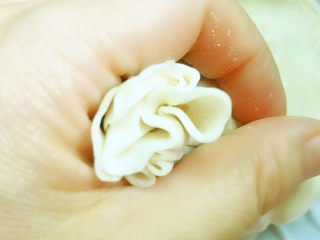 23、春笋猪肉糯米烧卖,放在虎口位置轻轻捏拢