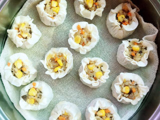 26、春笋猪肉糯米烧卖,放入蒸锅中