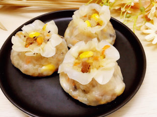 28、春笋猪肉糯米烧卖,放入盘中