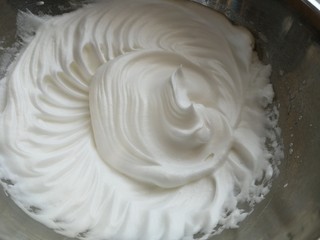 5、香蕉溶豆,蛋清放入无油无水的打蛋盆中，加糖粉后用电动打蛋器打发至挺立的小尖角状态