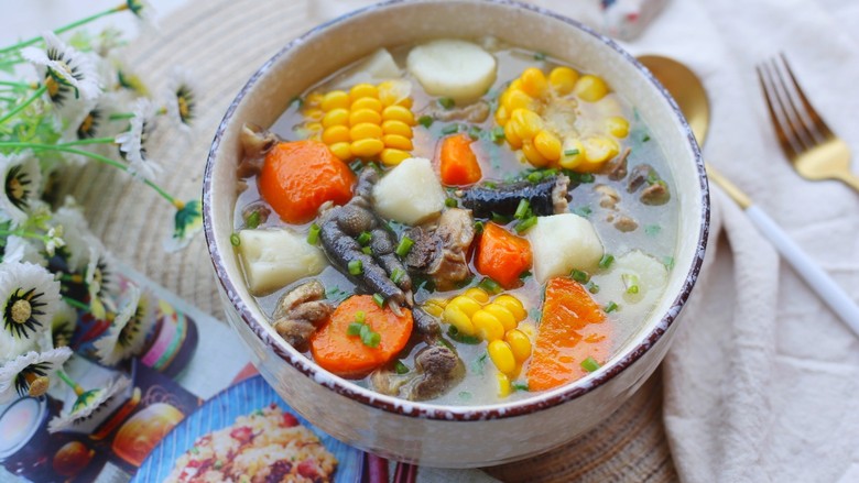 冬至美食营养滋补的山药炖鸡汤