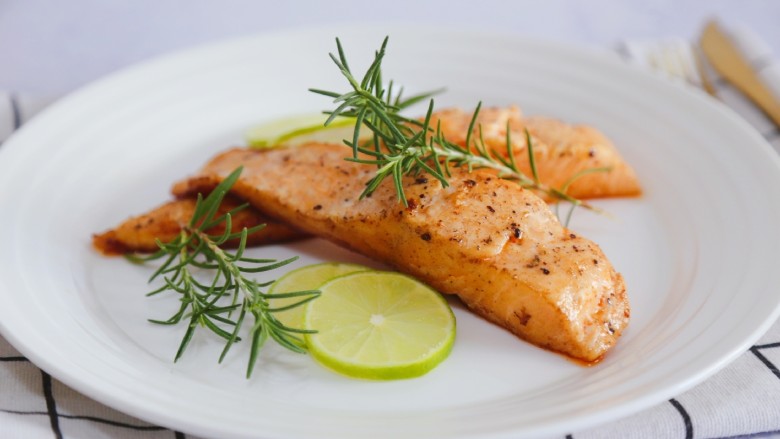 香煎三文鱼年年有余