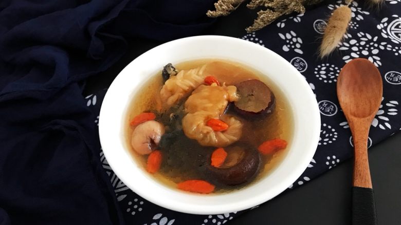 花胶乌鸡汤滋补又养颜