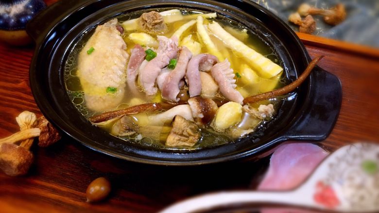 唯爱炖鸡白果肚子松茸多鲜土鸡汤
