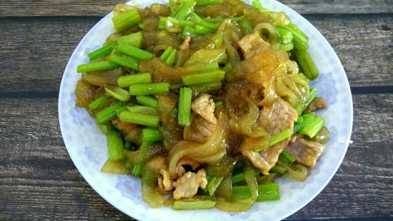 芹菜肉片炒粉条