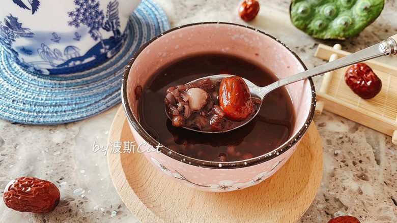 夏日冰饮冰镇黄糖八宝粥