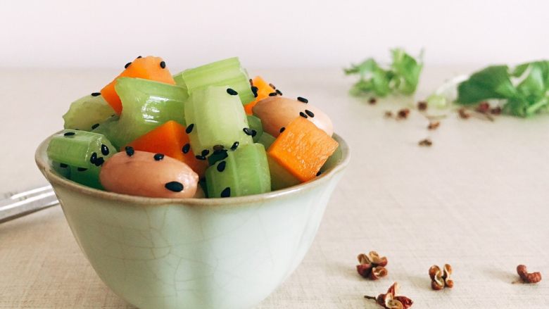 爽口开胃小凉菜花椒油炝芹菜