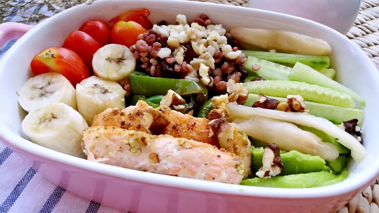 吃出好身材三文鱼沙拉晚餐