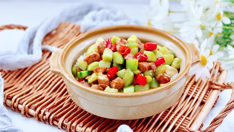 鸡丁黄瓜盖浇饭