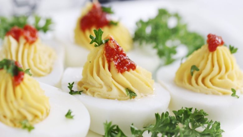 绿色美食鱼子酱魔鬼蛋