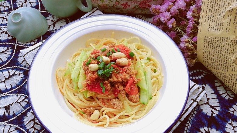 快手餐番茄黄瓜肉酱意面