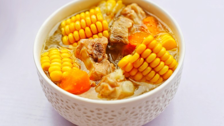 胡萝卜玉米排骨汤