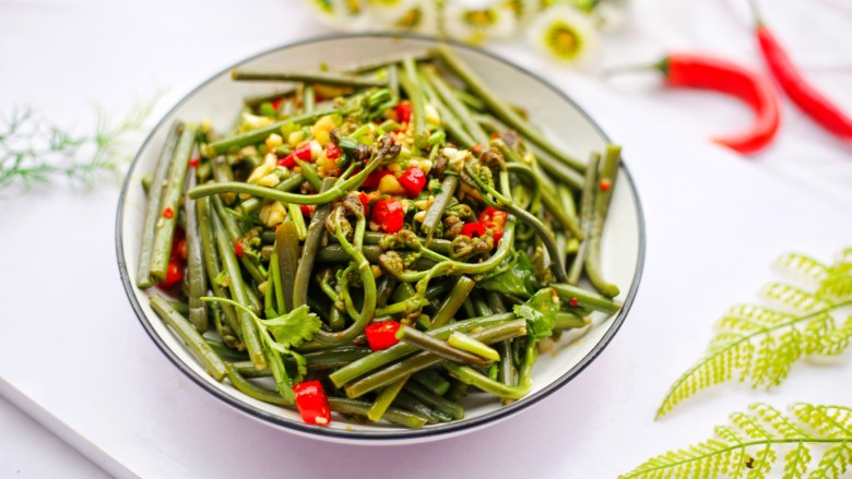 鲜嫩可口的凉拌蕨菜
