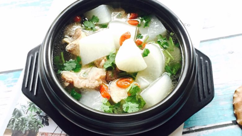 营养滋补白萝卜筒骨汤