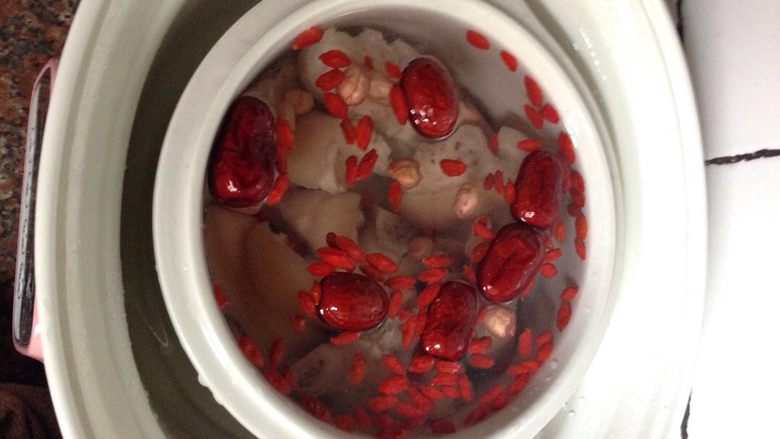 猪脚炖红枣枸杞汤