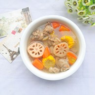 莲藕胡萝卜玉米排骨汤美味营养又健康
