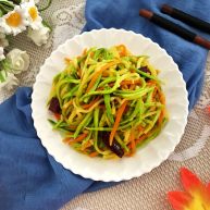 绿色美食素炒西葫芦丝