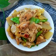 土豆片干豆腐烧鸡翅根