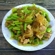 芹菜肉片炒粉条