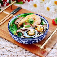 鲍鱼对虾香菇菠菜面