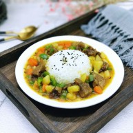 咖喱牛肉彩蔬饭