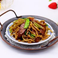 营养又养胃的快手火腿肠芹菜炒面