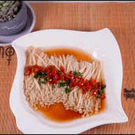 酸辣爽口简单易做可以为餐桌增色不少的剁椒金针菇