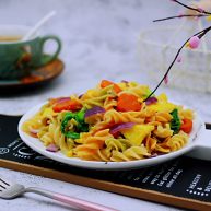 鹅蛋时蔬炒意面